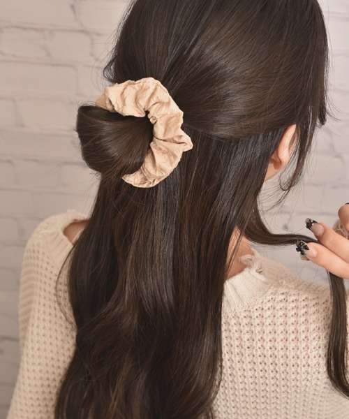 VIBGYOR Women（ヴィブジョー　ウィメン）の「【float】シンプル エンボスフラワー加工 シュシュ（シュシュ・レディース・ベージュ/アイボリー/ブラック・FREE）」の17枚目の写真