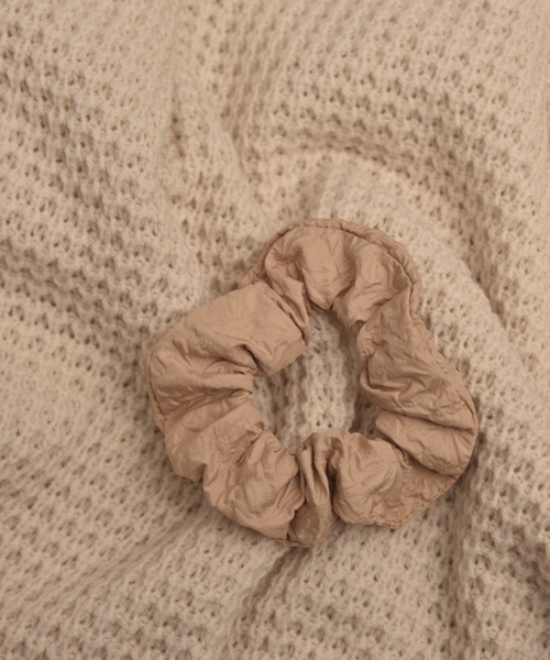 VIBGYOR Women（ヴィブジョー　ウィメン）の「【float】シンプル エンボスフラワー加工 シュシュ（シュシュ・レディース・ベージュ/アイボリー/ブラック・FREE）」の18枚目の写真