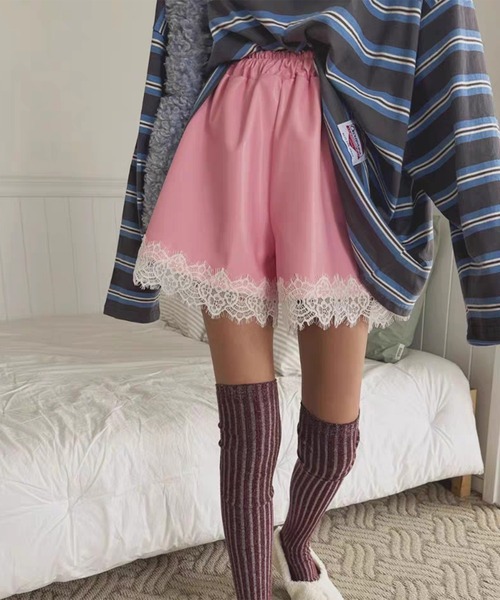 leune(ルネ)の「レースヘムフェイクレザーショートパンツ(その他パンツ・レディース・ブラック/ベージュ/ピンク・FREE)」の2枚目の写真