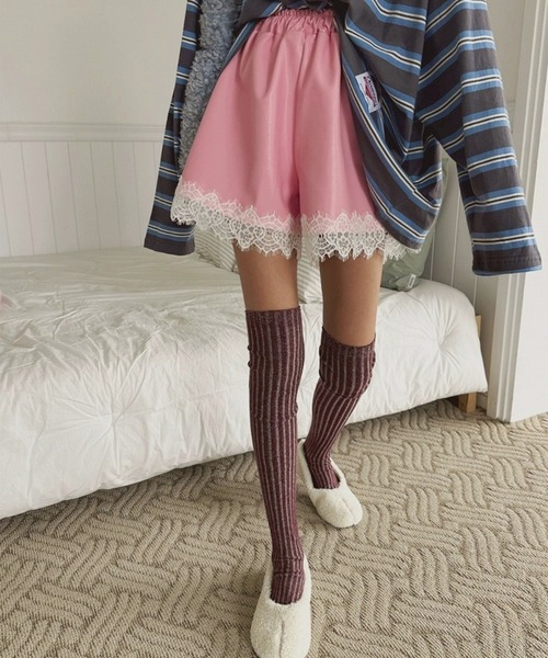 leune(ルネ)の「レースヘムフェイクレザーショートパンツ(その他パンツ・レディース・ブラック/ベージュ/ピンク・FREE)」の5枚目の写真