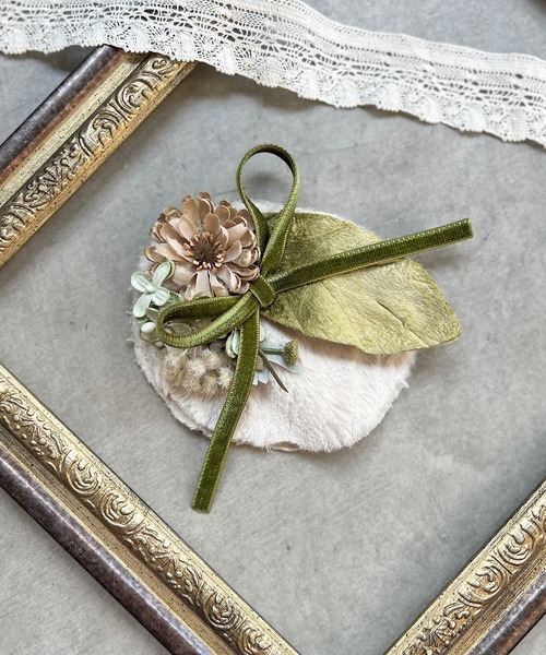 m.soeur（エムスール）の「ファーとライラックのショールピン（ブローチ/コサージュ・レディース・ブラック/ベージュ/グリーン・FREE）」の3枚目の写真