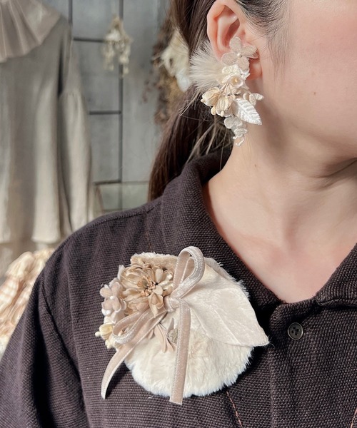 m.soeur（エムスール）の「ファーとライラックのショールピン（ブローチ/コサージュ・レディース・ブラック/ベージュ/グリーン・FREE）」の5枚目の写真