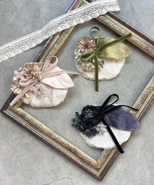 m.soeur（エムスール）の「ファーとライラックのショールピン（ブローチ/コサージュ・レディース・ブラック/ベージュ/グリーン・FREE）」の4枚目の写真