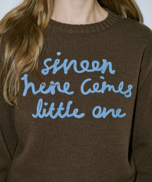 SINOON(シヌーン)の「Lettering Pullover Knit (Deep Brown)(ニット/セーター・レディース・ダークブラウン・FREE)」の4枚目の写真