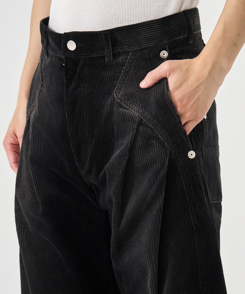 CONZ（コンズ）の「CORDUROY CURVED LEG PANTS（スラックス・メンズ・ダークグレー/ブラック/ライトベージュ・1/2/3）」の8枚目の写真
