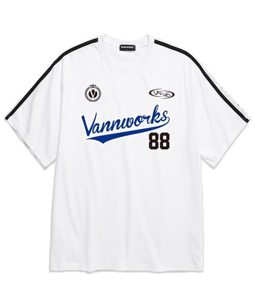 VANNWORKS(バンワークス)の「袖テープテイルロゴユニフォームオーバーサイズ半袖Tシャツ (VS0054) ホワイト(Tシャツ/カットソー・レディース・その他・LARGE/MEDIUM/SMALL/X-LARGE/XX-LARGE)」の1枚目の写真