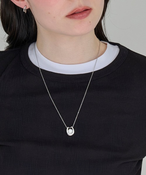 Phoebe(フィービィー)の「【金属アレルギー対応】メタリックパールホースシューネックレス ステンレス/馬蹄/バテイ/ホースシュー/蹄鉄/ラッキーモチーフ/ギフト/プレゼント/大ぶり(ネックレス・レディース・イエローゴールド/シルバー・FREE)」の2枚目の写真