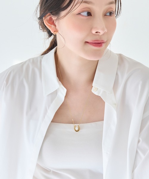 Phoebe(フィービィー)の「【金属アレルギー対応】メタリックパールホースシューネックレス ステンレス/馬蹄/バテイ/ホースシュー/蹄鉄/ラッキーモチーフ/ギフト/プレゼント/大ぶり(ネックレス・レディース・イエローゴールド/シルバー・FREE)」の8枚目の写真