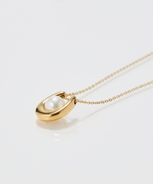 Phoebe(フィービィー)の「【金属アレルギー対応】メタリックパールホースシューネックレス ステンレス/馬蹄/バテイ/ホースシュー/蹄鉄/ラッキーモチーフ/ギフト/プレゼント/大ぶり(ネックレス・レディース・イエローゴールド/シルバー・FREE)」の10枚目の写真