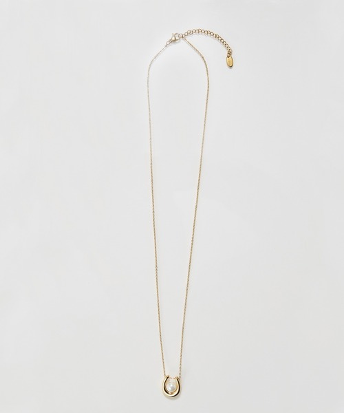 Phoebe(フィービィー)の「【金属アレルギー対応】メタリックパールホースシューネックレス ステンレス/馬蹄/バテイ/ホースシュー/蹄鉄/ラッキーモチーフ/ギフト/プレゼント/大ぶり(ネックレス・レディース・イエローゴールド/シルバー・FREE)」の11枚目の写真