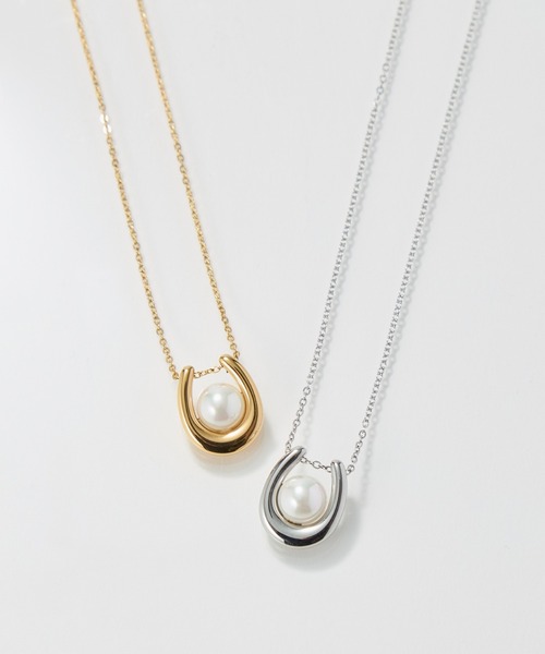 Phoebe(フィービィー)の「【金属アレルギー対応】メタリックパールホースシューネックレス ステンレス/馬蹄/バテイ/ホースシュー/蹄鉄/ラッキーモチーフ/ギフト/プレゼント/大ぶり(ネックレス・レディース・イエローゴールド/シルバー・FREE)」の5枚目の写真