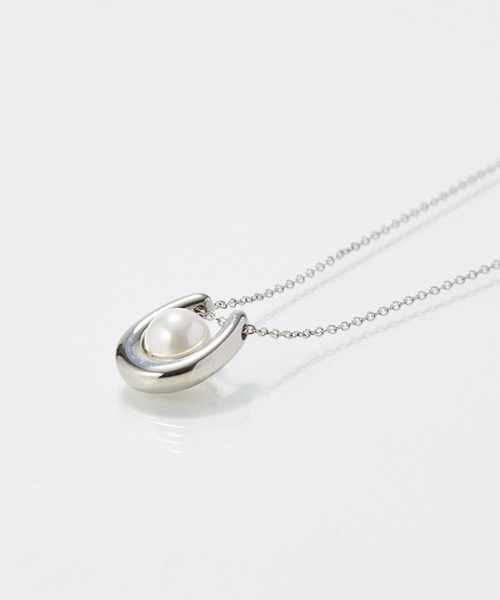 Phoebe(フィービィー)の「【金属アレルギー対応】メタリックパールホースシューネックレス ステンレス/馬蹄/バテイ/ホースシュー/蹄鉄/ラッキーモチーフ/ギフト/プレゼント/大ぶり(ネックレス・レディース・イエローゴールド/シルバー・FREE)」の16枚目の写真