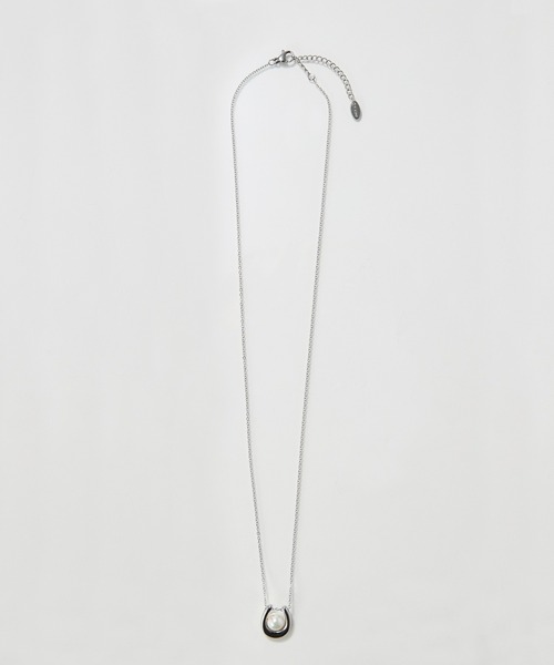 Phoebe(フィービィー)の「【金属アレルギー対応】メタリックパールホースシューネックレス ステンレス/馬蹄/バテイ/ホースシュー/蹄鉄/ラッキーモチーフ/ギフト/プレゼント/大ぶり(ネックレス・レディース・イエローゴールド/シルバー・FREE)」の3枚目の写真