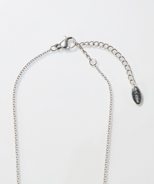 Phoebe(フィービィー)の「【金属アレルギー対応】メタリックパールホースシューネックレス ステンレス/馬蹄/バテイ/ホースシュー/蹄鉄/ラッキーモチーフ/ギフト/プレゼント/大ぶり(ネックレス・レディース・イエローゴールド/シルバー・FREE)」の4枚目の写真