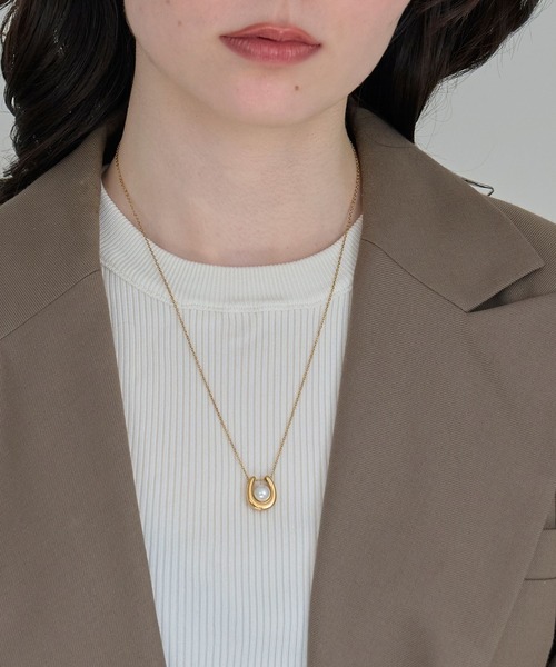 Phoebe(フィービィー)の「【金属アレルギー対応】メタリックパールホースシューネックレス ステンレス/馬蹄/バテイ/ホースシュー/蹄鉄/ラッキーモチーフ/ギフト/プレゼント/大ぶり(ネックレス・レディース・イエローゴールド/シルバー・FREE)」の17枚目の写真