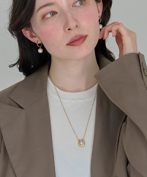 Phoebe(フィービィー)の「【金属アレルギー対応】メタリックパールホースシューネックレス ステンレス/馬蹄/バテイ/ホースシュー/蹄鉄/ラッキーモチーフ/ギフト/プレゼント/大ぶり(ネックレス・レディース・イエローゴールド/シルバー・FREE)」の18枚目の写真