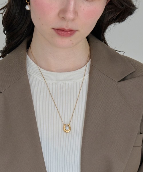 Phoebe(フィービィー)の「【金属アレルギー対応】メタリックパールホースシューネックレス ステンレス/馬蹄/バテイ/ホースシュー/蹄鉄/ラッキーモチーフ/ギフト/プレゼント/大ぶり(ネックレス・レディース・イエローゴールド/シルバー・FREE)」の19枚目の写真