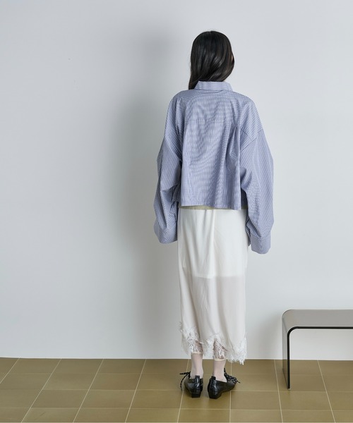 THE YOn(ザヨン)の「ダブルポケットタックスリーブストライプクロップドシャツ(シャツ/ブラウス・レディース・グレー/ウィート/サックスブルー・FREE)」の15枚目の写真