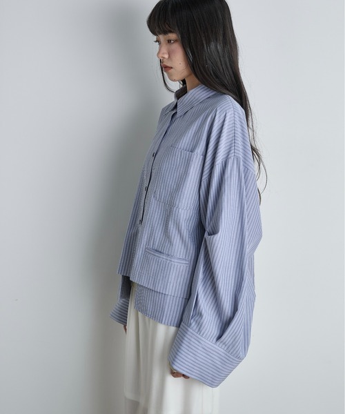 THE YOn(ザヨン)の「ダブルポケットタックスリーブストライプクロップドシャツ(シャツ/ブラウス・レディース・グレー/ウィート/サックスブルー・FREE)」の8枚目の写真