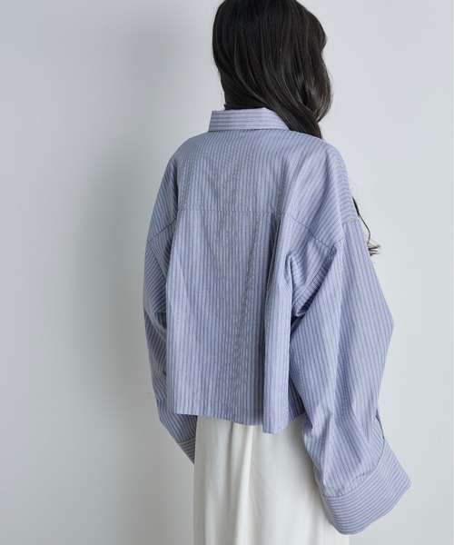 THE YOn(ザヨン)の「ダブルポケットタックスリーブストライプクロップドシャツ(シャツ/ブラウス・レディース・グレー/ウィート/サックスブルー・FREE)」の9枚目の写真