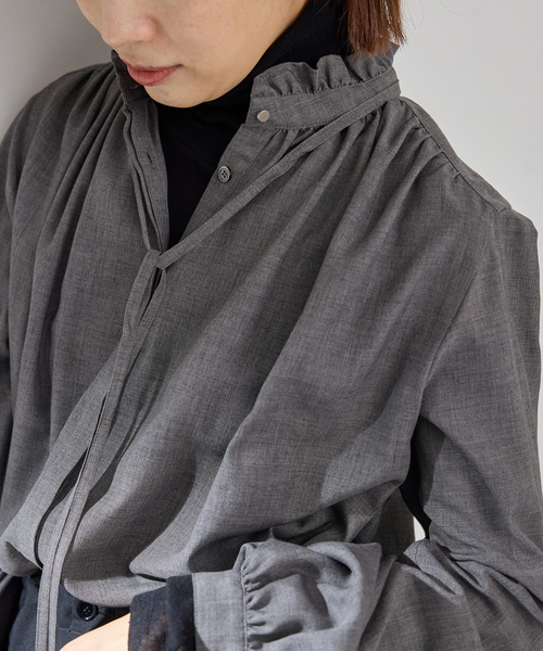 IENA（イエナ）の「《追加》TWフリルネックブラウス（シャツ/ブラウス・レディース・ベージュ/チャコールグレー・FREE）」の5枚目の写真