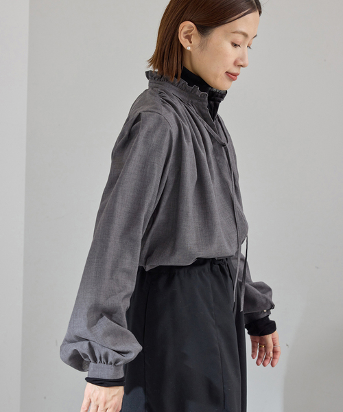 IENA（イエナ）の「《追加》TWフリルネックブラウス（シャツ/ブラウス・レディース・ベージュ/チャコールグレー・FREE）」の6枚目の写真