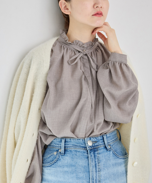 IENA（イエナ）の「《追加》TWフリルネックブラウス（シャツ/ブラウス・レディース・ベージュ/チャコールグレー・FREE）」の10枚目の写真