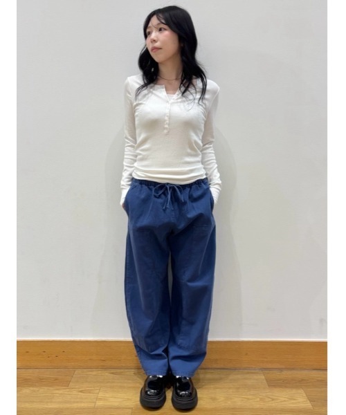 GAP(ギャップ)の「イージー ウエスト ダブルニー バレルパンツ(その他パンツ・レディース・ブラック/イエロー/ブルー・XS/S/XXS/M/L)」の10枚目の写真