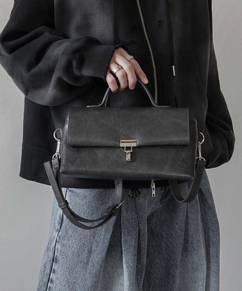 ELLUV（エルブ）の「【ELLUV/エルヴ】バーティカルメタルバックル ハンドルショルダーバッグ（ショルダーバッグ・メンズ・ブラック/ブラウン系その他/ブラック系その他・FREE）」の2枚目の写真