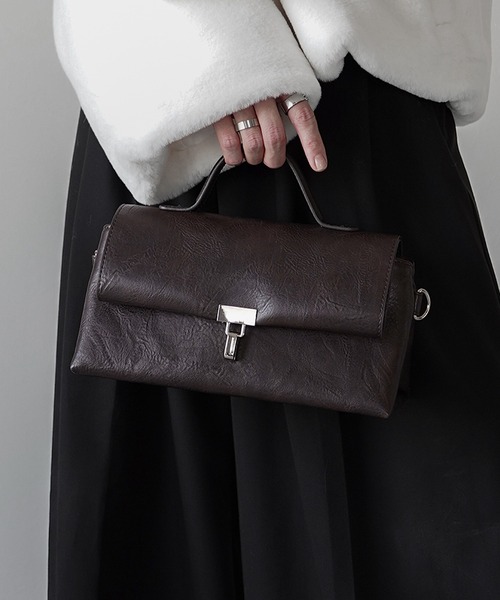 ELLUV（エルブ）の「【ELLUV/エルヴ】バーティカルメタルバックル ハンドルショルダーバッグ（ショルダーバッグ・メンズ・ブラック/ブラウン系その他/ブラック系その他・FREE）」の3枚目の写真