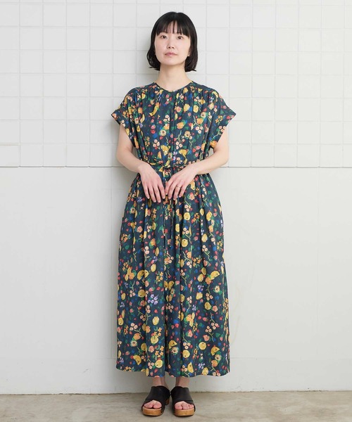 l'atelier du savon(アトリエドサボン)の「夏のフルーツプリント フレンチギャザーワンピース(ワンピース・レディース・ネイビー/ホワイト・FREE)」の5枚目の写真