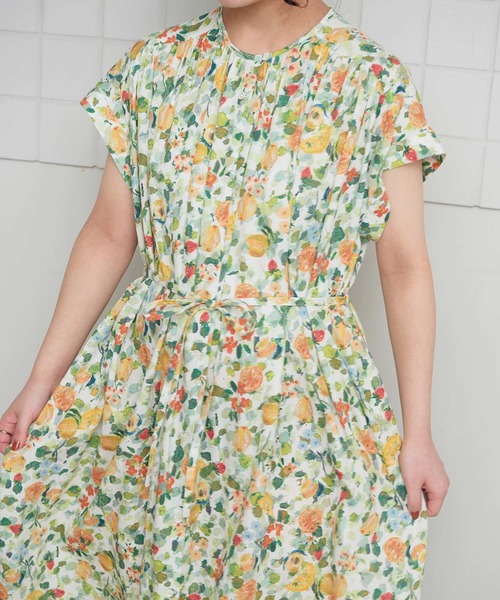 l'atelier du savon(アトリエドサボン)の「夏のフルーツプリント フレンチギャザーワンピース(ワンピース・レディース・ネイビー/ホワイト・FREE)」の4枚目の写真