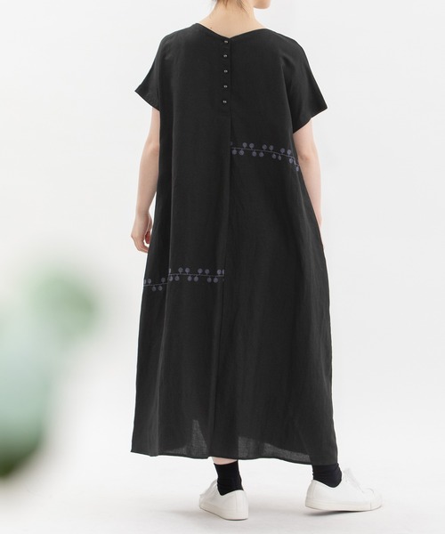 nop de nod(ノップドゥノッド)の「リネンレーヨンライン刺繍2wayワンピース(ワンピース・レディース・ブラック/ネイビー/ライトブルー・3)」の2枚目の写真