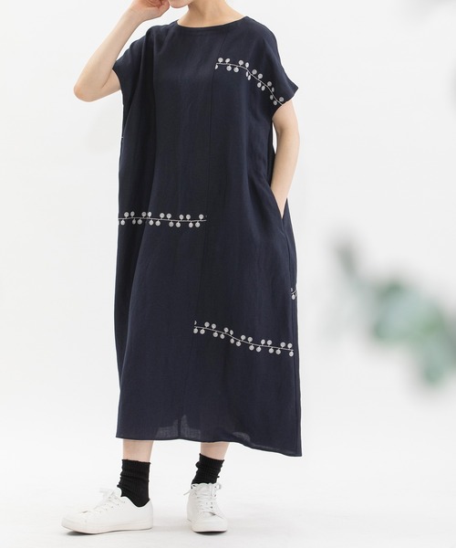 nop de nod(ノップドゥノッド)の「リネンレーヨンライン刺繍2wayワンピース(ワンピース・レディース・ブラック/ネイビー/ライトブルー・3)」の4枚目の写真