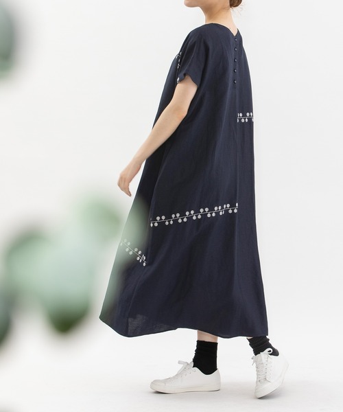 nop de nod(ノップドゥノッド)の「リネンレーヨンライン刺繍2wayワンピース(ワンピース・レディース・ブラック/ネイビー/ライトブルー・3)」の5枚目の写真