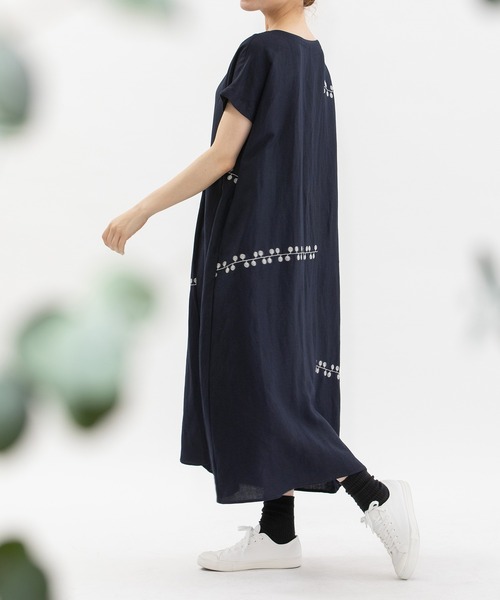 nop de nod(ノップドゥノッド)の「リネンレーヨンライン刺繍2wayワンピース(ワンピース・レディース・ブラック/ネイビー/ライトブルー・3)」の9枚目の写真