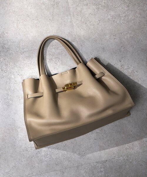 La boutique BonBon（ラブティックボンボン）の「【ヴィオラドーロ】イタリアンWフェイス型押しレザートートL（トートバッグ・レディース・ライトグレー/グレー系その他・FREE）」の2枚目の写真