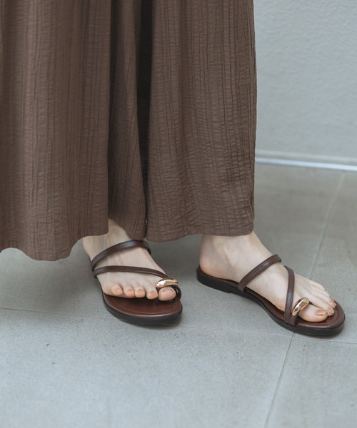 LAKOLE(ラコレ)の「サムリングフラットサンダル / 658029(サンダル・レディース・ブラウン/ブラック・MEDIUM/LARGE)」の1枚目の写真