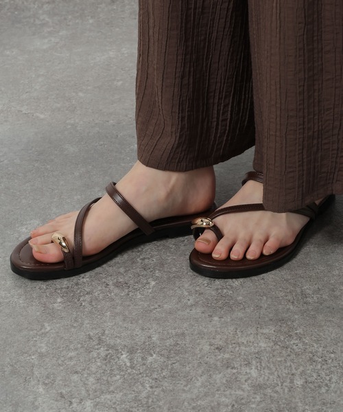 LAKOLE(ラコレ)の「サムリングフラットサンダル / 658029(サンダル・レディース・ブラウン/ブラック・MEDIUM/LARGE)」の12枚目の写真