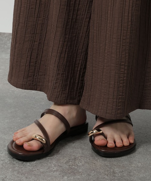 LAKOLE(ラコレ)の「サムリングフラットサンダル / 658029(サンダル・レディース・ブラウン/ブラック・MEDIUM/LARGE)」の15枚目の写真