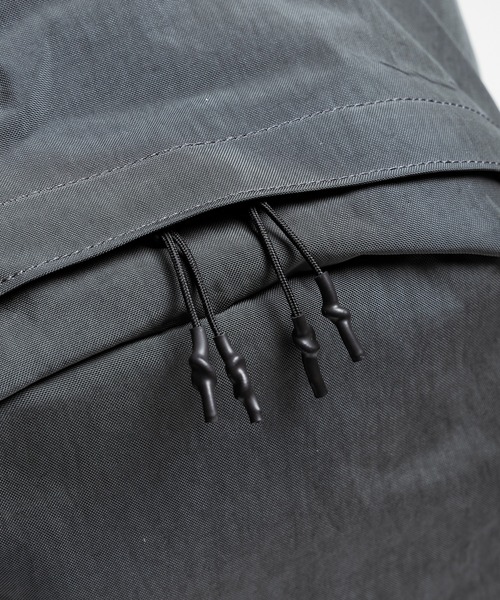 +phenix(プラスフェニックス)の「+phenix(プラスフェニックス)SWIFT BACKPACK / スウィフト バックパック(バックパック/リュック・メンズ・グレー/ブラック・ONE SIZE)」の8枚目の写真
