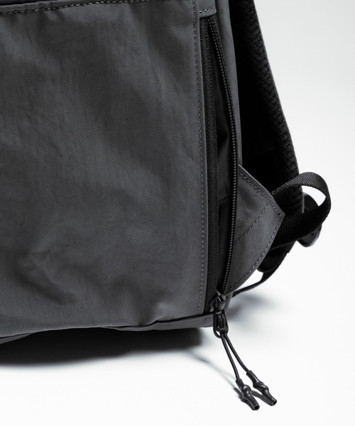 +phenix(プラスフェニックス)の「+phenix(プラスフェニックス)SWIFT BACKPACK / スウィフト バックパック(バックパック/リュック・メンズ・グレー/ブラック・ONE SIZE)」の10枚目の写真