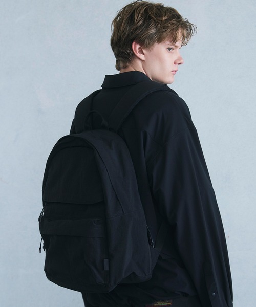 +phenix(プラスフェニックス)の「+phenix(プラスフェニックス)SWIFT BACKPACK / スウィフト バックパック(バックパック/リュック・メンズ・グレー/ブラック・ONE SIZE)」の14枚目の写真