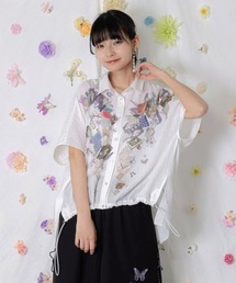 iS ScoLar（イズスカラー）の「562204：おばあちゃんの思い出本棚柄 ラメストライプシャツ（シャツ/ブラウス）」