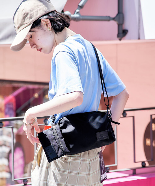 FREAK'S STORE(フリークスストア)の「GREGORY × FREAK'S STORE/グレゴリー 別注 POACH SHOULDER LEATHER PATCH/別注 ポーチショルダーレザーパッチ(ショルダーバッグ・レディース・ブラック/ベージュ・ONE SIZE)」の3枚目の写真
