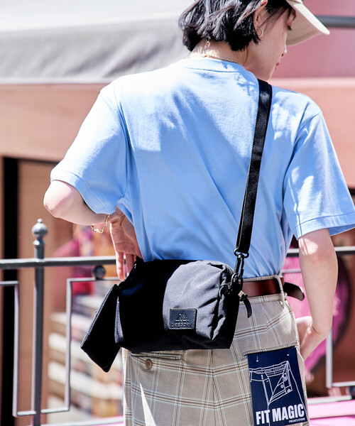 FREAK'S STORE(フリークスストア)の「GREGORY × FREAK'S STORE/グレゴリー 別注 POACH SHOULDER LEATHER PATCH/別注 ポーチショルダーレザーパッチ(ショルダーバッグ・レディース・ブラック/ベージュ・ONE SIZE)」の5枚目の写真