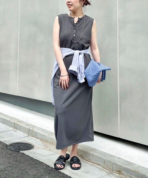 NOLLEY’S(ノーリーズ)の「《アンサンブル対応》ウォッシャブルイージーケアカノコノースリーブヘンリーネックワンピース(ワンピース・レディース・ブラック/チャコールグレー・2/1)」の1枚目の写真