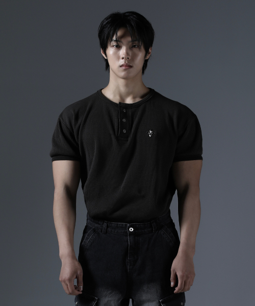CARMID（カミド）の「アンティークウォッシングヘンリーネック半袖[ダークブラウン]（Tシャツ/カットソー・メンズ・その他・1/2/3）」の2枚目の写真