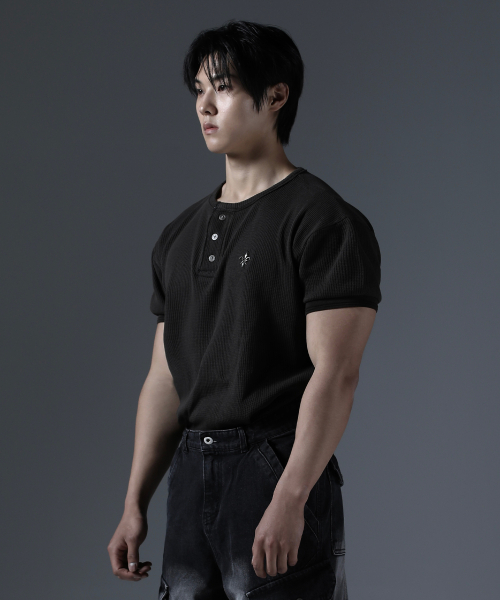 CARMID（カミド）の「アンティークウォッシングヘンリーネック半袖[ダークブラウン]（Tシャツ/カットソー・メンズ・その他・1/2/3）」の3枚目の写真