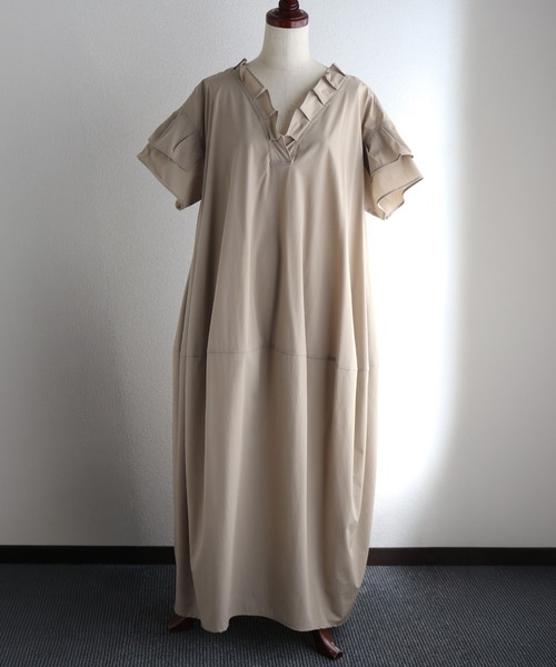itto...(イット)の「【UVカット&接触冷感&シワ軽減】イージーケア フリル袖コクーンワンピース(ワンピース・レディース・ブラック/グレイッシュベージュ・FREE)」の20枚目の写真